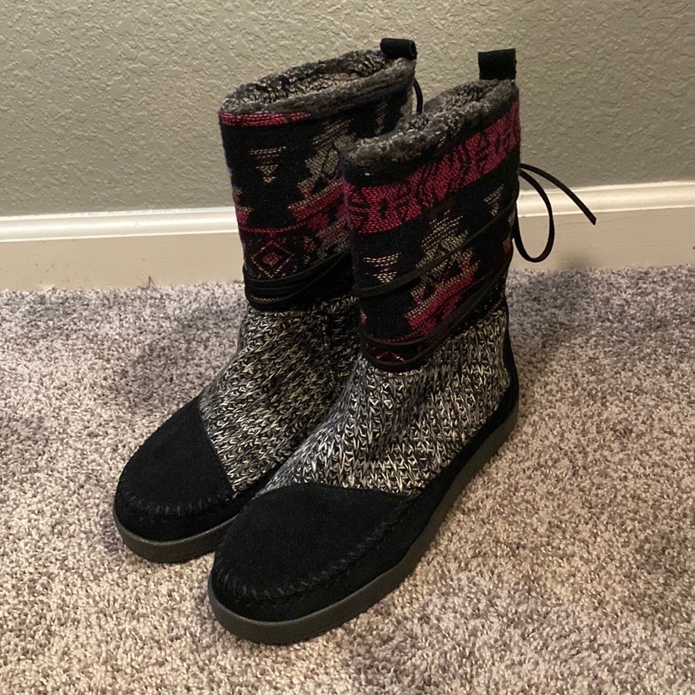 BLACK TOMS BOOTS